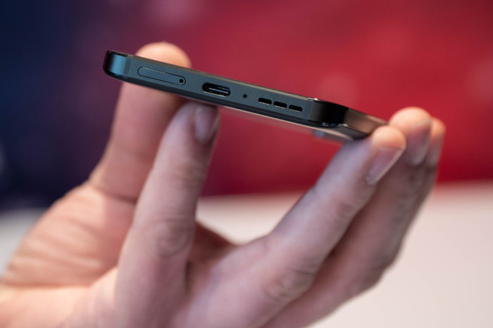 Das Thinkphone ist knapp &uuml;ber 8 mm gro&szlig;. (Bild: Martin Wolf/Golem.de)