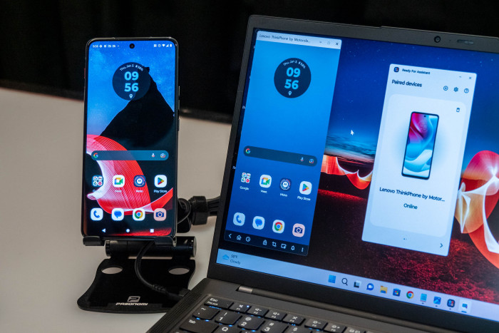 Das Thinkphone kann drahtlos mit einem Thinkpad gekoppelt werden. Dann l&auml;sst sich beispielsweise die Telefonoberfl&auml;che als Kopie auf dem Rechner anzeigen. (Bild: Martin Wolf/Golem.de)