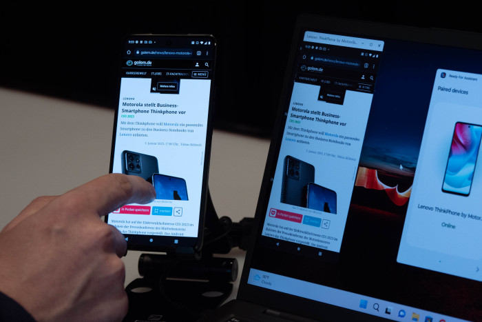 Die Oberfl&auml;che des Thinkphones kann auch gespiegelt werden; das Smartphone l&auml;sst sich dann &uuml;ber den Laptop bedienen. (Bild: Martin Wolf/Golem.de)