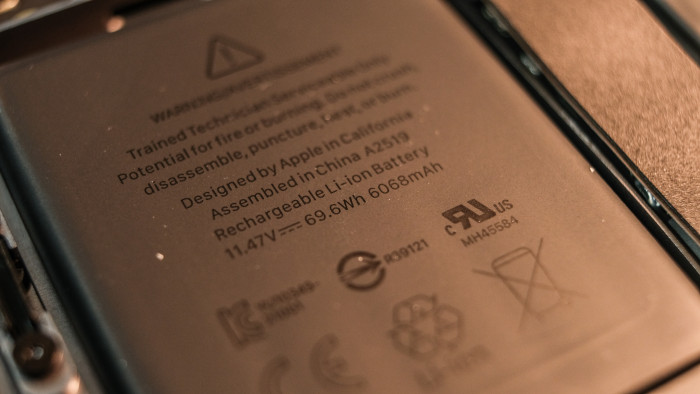 Der Akku misst fast 70 Wattstunden. (Bild: Oliver Nickel/Golem.de) 