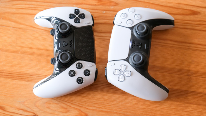 Links der Edge, rechts der Standard-Dualsense (Bild: Steinlechner / Golem.de)
