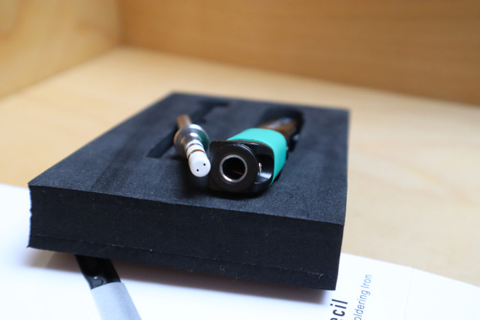 Am einen Ende des Pinecil wird die wechselbare Lötspitze eingesteckt ... (Bild: Johannes Hiltscher, Golem.de)