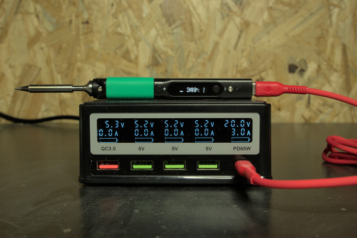 Ein gutes Team: Pinecil, Pinepower und ein Silikonkabel (Bild: Johannes Hiltscher, Golem.de)