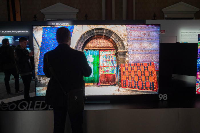 Einer von Samsungs Neo-QLED-Fernsehern mit 8K-Auflösung und einer Größe von 98 Zoll (Bild: Martin Wolf/Golem.de)
