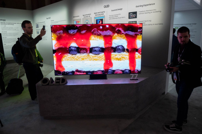 Einer von Samsungs neuen OLED-TVs in 77 Zoll (Bild: Martin Wolf/Golem.de)