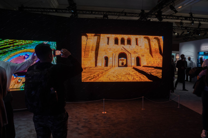 Samsungs Micro-LED-Fernseher gibt es 2023 in Größen von bis zu 140 Zoll. (Bild: Martin Wolf/Golem.de)