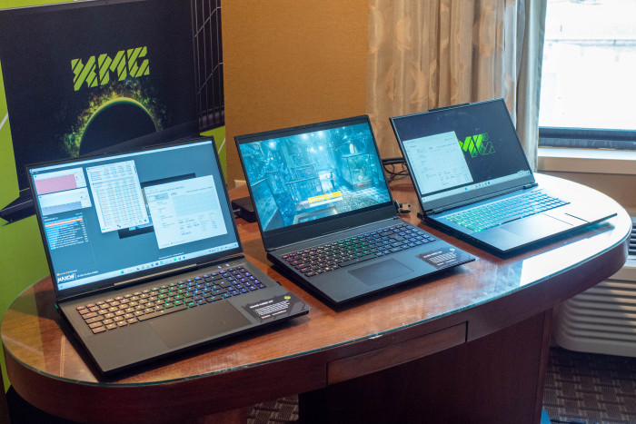 Die drei neuen Gaming-Notebooks von Schenker: das XMG Neo 17, XMG Neo 16 und XMG Ultra 17 (von links nach rechts) (Bild: Martin Wolf/Golem.de)