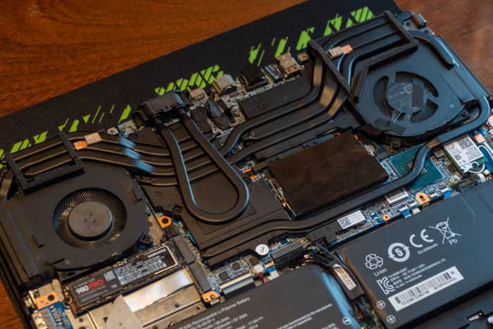 Zwischen den Lüftern gut zu erkennen: die Kühlschleife für die externe Wasserkühlung (Bild: Martin Wolf/Golem.de)