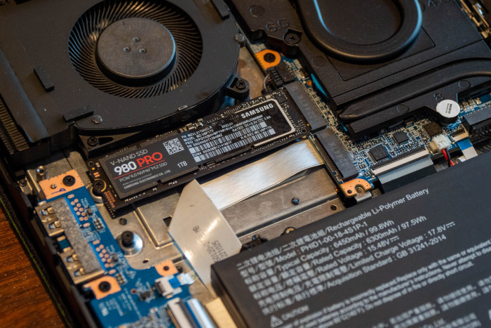 Beide Neo-Laptops kommen mit Platz für zwei SSDs. (Bild: Martin Wolf/Golem.de)