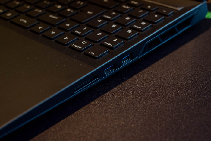 Die Anschlüsse verteilen sich beim Neo 16 auf die rechte Seite, ...