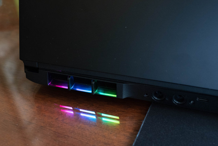 Die Auslassports für die Luftkühlung sind mit RGB-Leuchten verziert. (Bild: Martin Wolf/Golem.de)