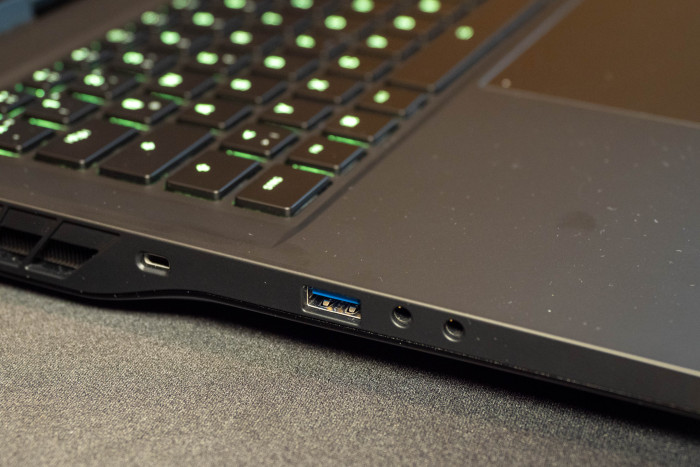 Auch beim Neo 17 verteilen sich die Anschlüsse auf die linke Seite, ...