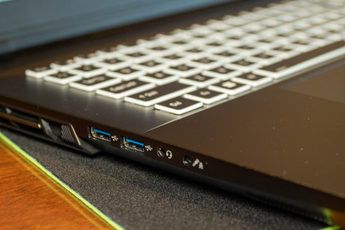 Die Anschlüsse befinden sich auch beim ULtra 17 auf der linken Seite, ...