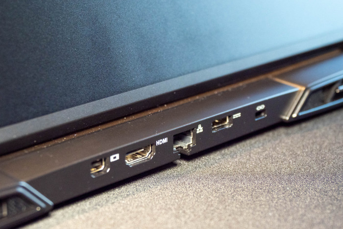 ... und der Rückseite. Einen Anschluss für eine Wasserkühlung hat das Ultra 17 nicht. (Bild: Martin Wolf/Golem.de)