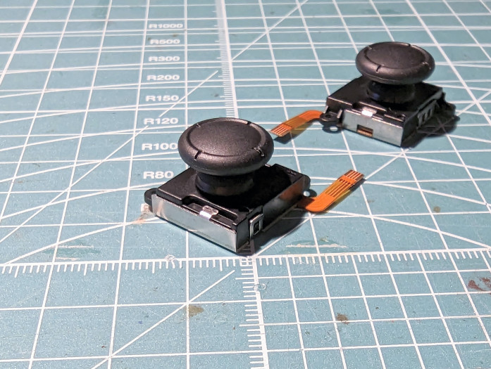 Die neuen Joysticks sehen aus wie die Originalteile, kommen aber mit einem Hall-Effekt-Abtastung. (Bild: Tobias Költzsch/Golem.de)