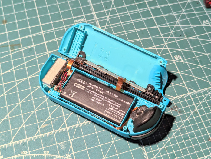 Im nächsten Schritt müssen wir den Akku entfernen. (Bild: Tobias Költzsch/Golem.de)