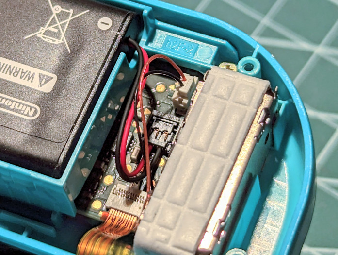 Dafür wird das Anschlusskabel aus der Buchse gehebelt. (Bild: Tobias Költzsch/Golem.de)