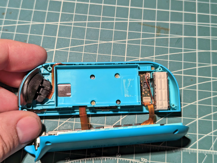 Das Mittelteil des Controllers wird abgeschraubt ...