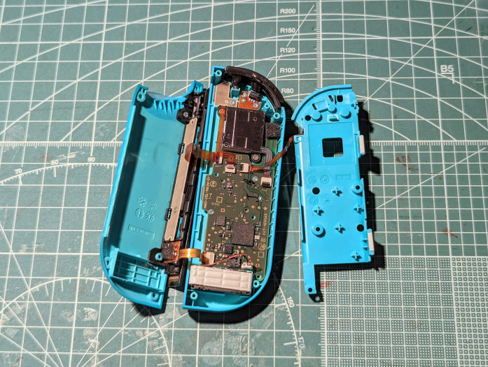 ... und vorsichtig zur Seite geklappt. (Bild: Tobias Költzsch/Golem.de)