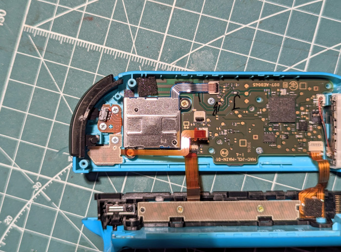 Schließlich liegt das alte Joystick-Modul frei und kann nach Lösen zweier Schrauben entfernt werden. (Bild: Tobias Költzsch/Golem.de)