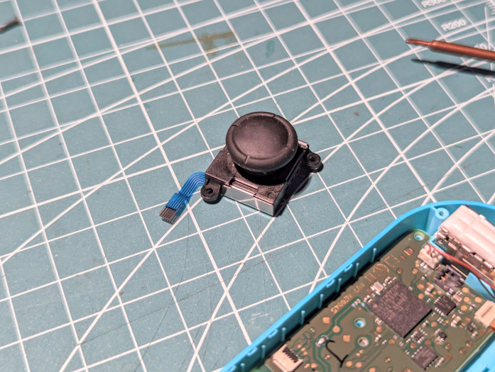 Der alte, ausgebaute Joystick (Bild: Tobias Költzsch/Golem.de)