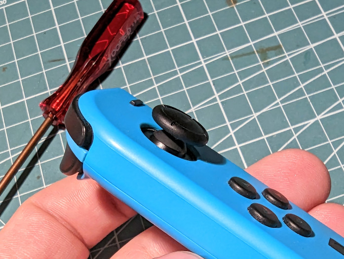 Nach dem Einbau des neuen Joysticks sieht der Joycon wieder aus wie vorher. (Bild: Tobias Költzsch/Golem.de)