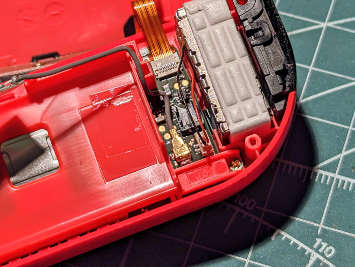 Das Antennenmodul müssen wir vorsichtig entfernen. (Bild: Tobias Költzsch/Golem.de)