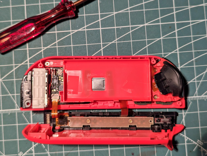 Der Mittelteil des rechten Joycons hat eine etwas andere Schraubenanordnung. (Bild: Tobias Költzsch/Golem.de)