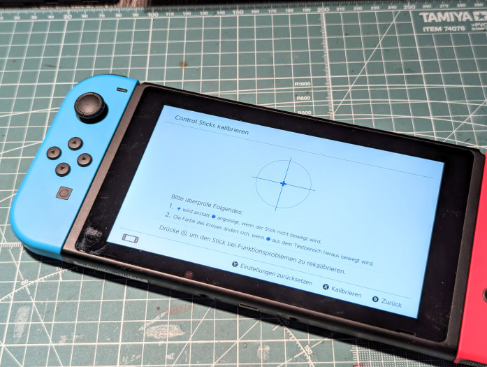Nach dem Einbau der neuen Joysticks müssen diese noch flugs in den Systemeinstellungen der Switch kalibriert werden. (Bild: Tobias Költzsch/Golem.de)
