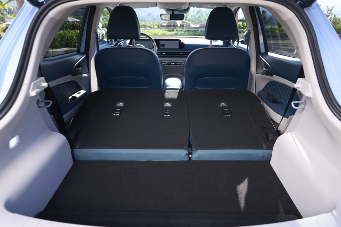 Mit umgeklappten Rücksitzen steigt das Ladevolumen auf 858 LIter. (Foto: Ora)