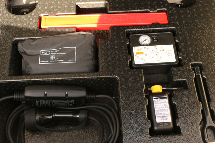 Unter der Bodenabdeckung befinden sich Ladekabel und Werkzeuge. (Foto:Friedhelm Greis/Golem.de)