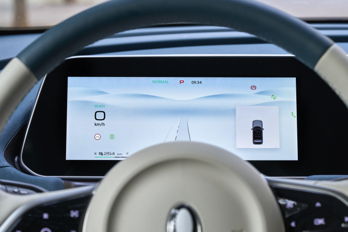 Das Fahrerdisplay hat eine Diagonale von 10,25 Zoll.  (Foto: Ora)