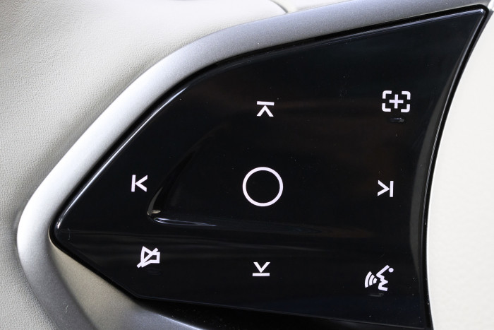 Mit dem linken Bedienfeld am Lenkrad lässt sich das Infotainment steuern.  (Foto: Ora)
