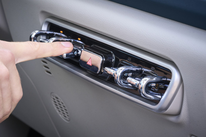 Die Kippschalter zur Steuerung der Klimaanlage wirken ziemlich retro.  (Foto: Ora)