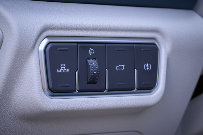 Ein Schalter links vom Lenkrad dient zum Wechsel der Fahrmodi.  (Foto: Ora)