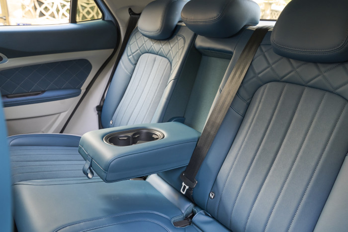 Die Pro-Versionen sind im Fond mit einem Getränkehalter ausgestattet.  (Foto: Ora)