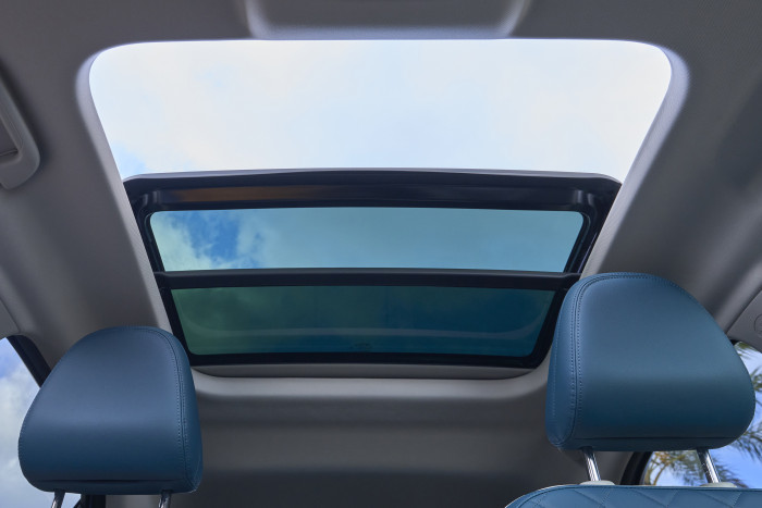 Das Panorama-Glasschiebedach ist ab der Version 400 Pro + verfügbar.  (Foto: Ora)