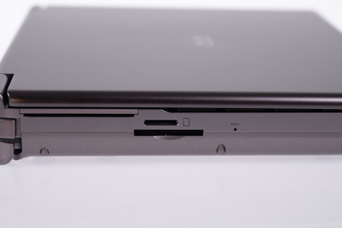 Links sind Kartenleser verbaut. (Bild: Nina Völkel/Golem.de)