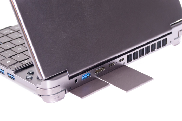 Ein Einschub für die Abdeckungen der Controller ist auf der Rückseite. (Bild: Nina Völkel/Golem.de)