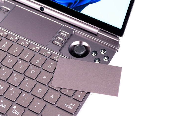 Sie lasssen sich magnetisch anbringen und verdecken den Gaming-Aspekt des GPD Win Max 2. (Bild: Nina Völkel/Golem.de)