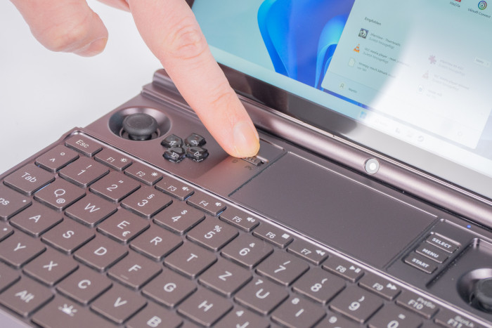 Per Schalter lassen sich die Sticks auf Maussteuerung umstellen. (Bild: Nina Völkel/Golem.de)