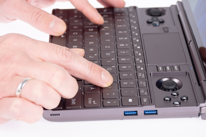 Es tippt sich erstaunlich gut auf dem GPD Win Max 2.(Bild: Nina Völkel/Golem.de)