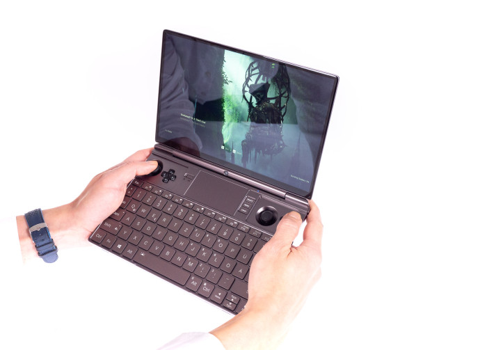 Beim Spielen stützt man die Arme besser ab. (Bild: Nina Völkel/Golem.de)