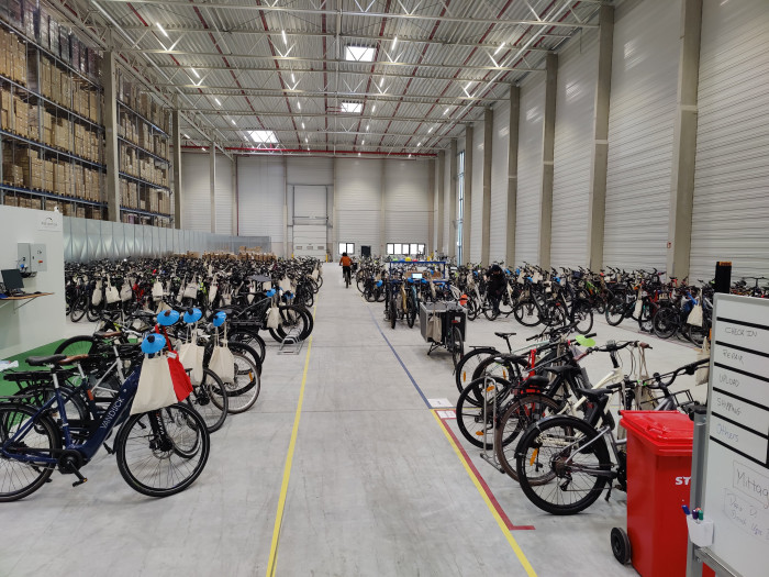 Die Halle nahe Berlin beherbergt Hunderte Pedelecs. (Bild: Martin Wolf/Golem.de)