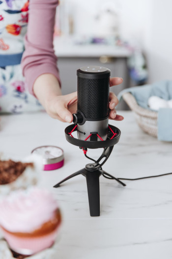 Das UM 6.0 hat eine zusätzliche Richtcharakteristik sowie einen Gain-Regler und kommt mit einer Mikrofonspinne. (Bild: Cherry)