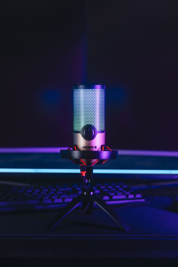 Das Topmodell UM 9.0 Pro RGB hat vier Richtcharakteristiken, einen Gain-Regler, RGB-Beleuchtung und eine Mikrofonspinne. (Bild: Cherry)