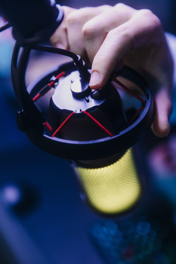 Die Lautstärke des Kopfhörerausgangs lässt sich bei allen Modellen am Mikrofon regeln. (Bild: Cherry)