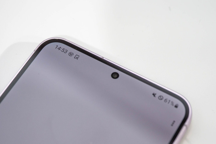 Die Frontkameras sind bei den drei Smartphones in einem kleinen Loch im Display untergebracht. (Bild: Martin Wolf/Golem.de)