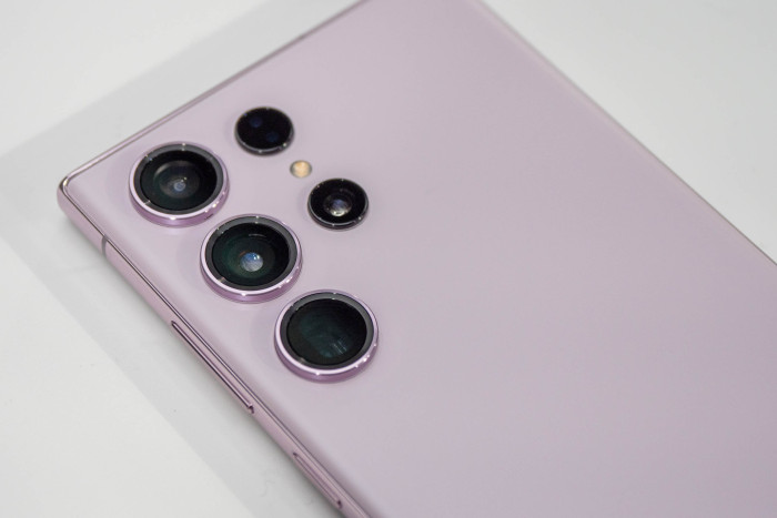 Das Galaxy S23 Ultra hat insgesamt vier Kameras, die Hauptkamera hat 200 Megapixel. (Bild: Martin Wolf/Golem.de)