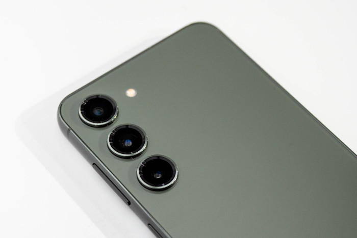 ... beim Galaxy S23 kommen drei Kameras zum Einsatz, die Hauptkamera hat jeweils 50 Megapixel. (Bild: Martin Wolf/Golem.de)